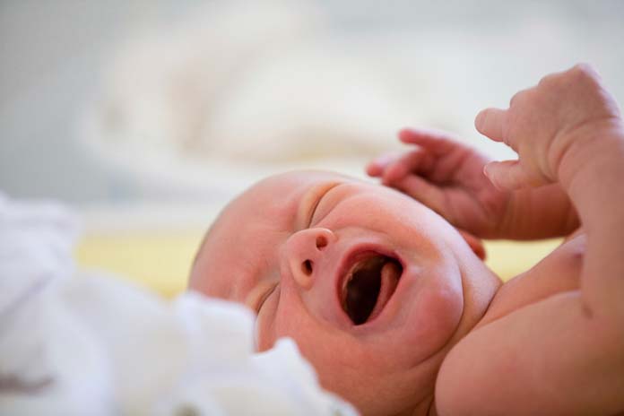 Simpatia para cólica de bebê: Da lua, com arruda e muito mais!