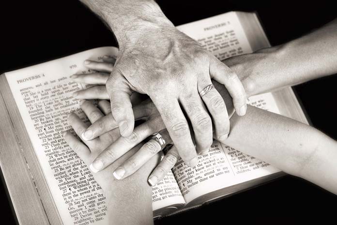 mãos sobre a bíblia