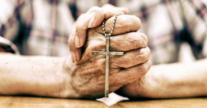 Como rezar o terço Como rezar o terço